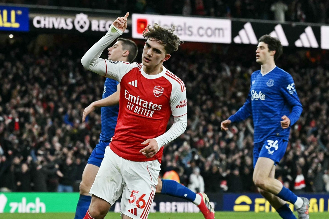 'Thần đồng' 16 tuổi giúp Arsenal thắng nghẹt thở Everton