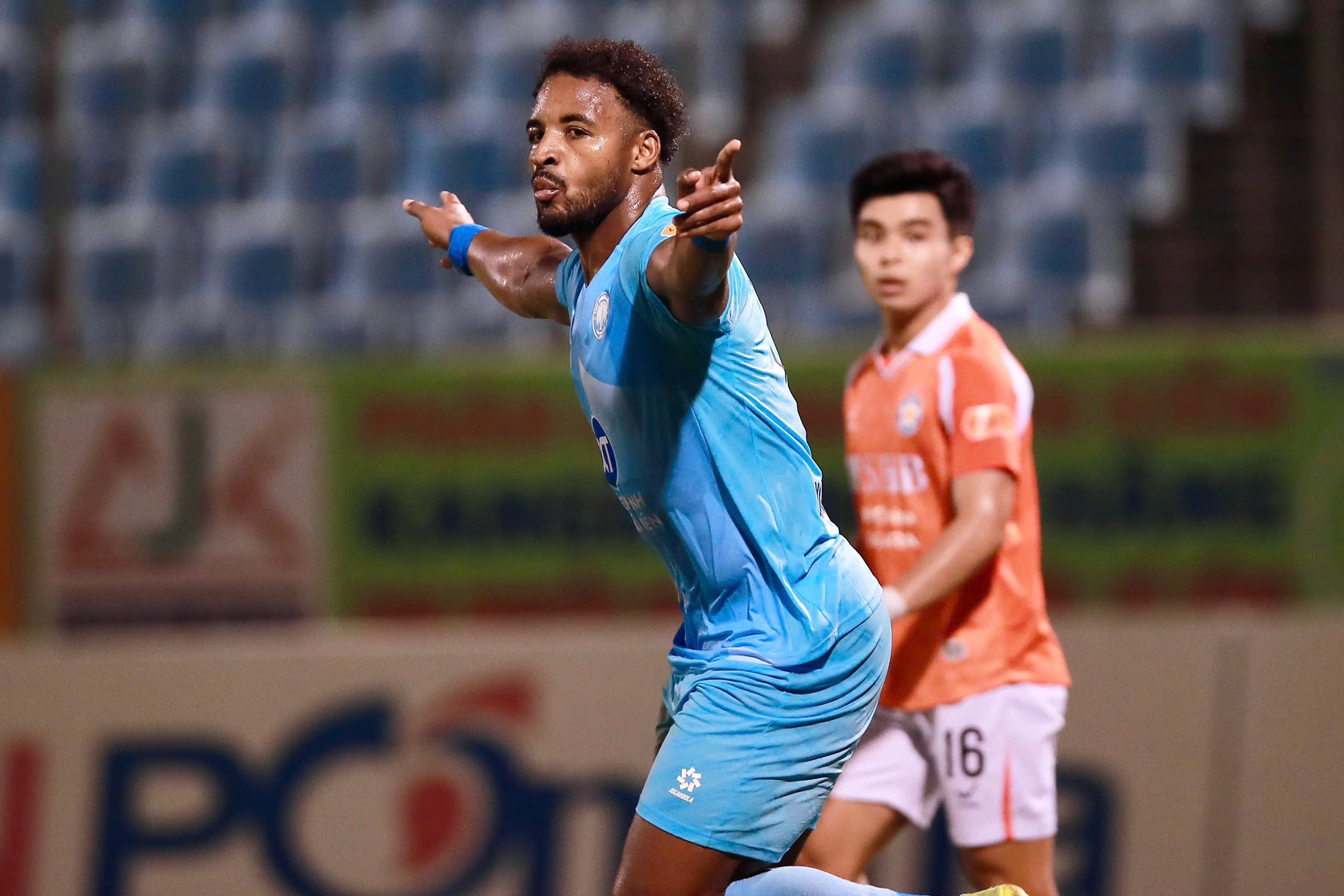 Trực tiếp bóng đá Đà Nẵng 1-2 Nam Định: Hậu vệ U23 Việt Nam ghi bàn