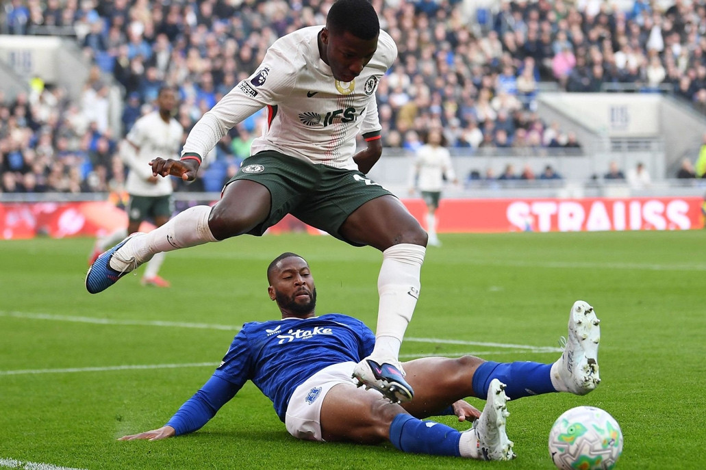 Trực tiếp Everton 0-0 Chelsea: Sanchez suýt trả giá vì sai lầm (H1)