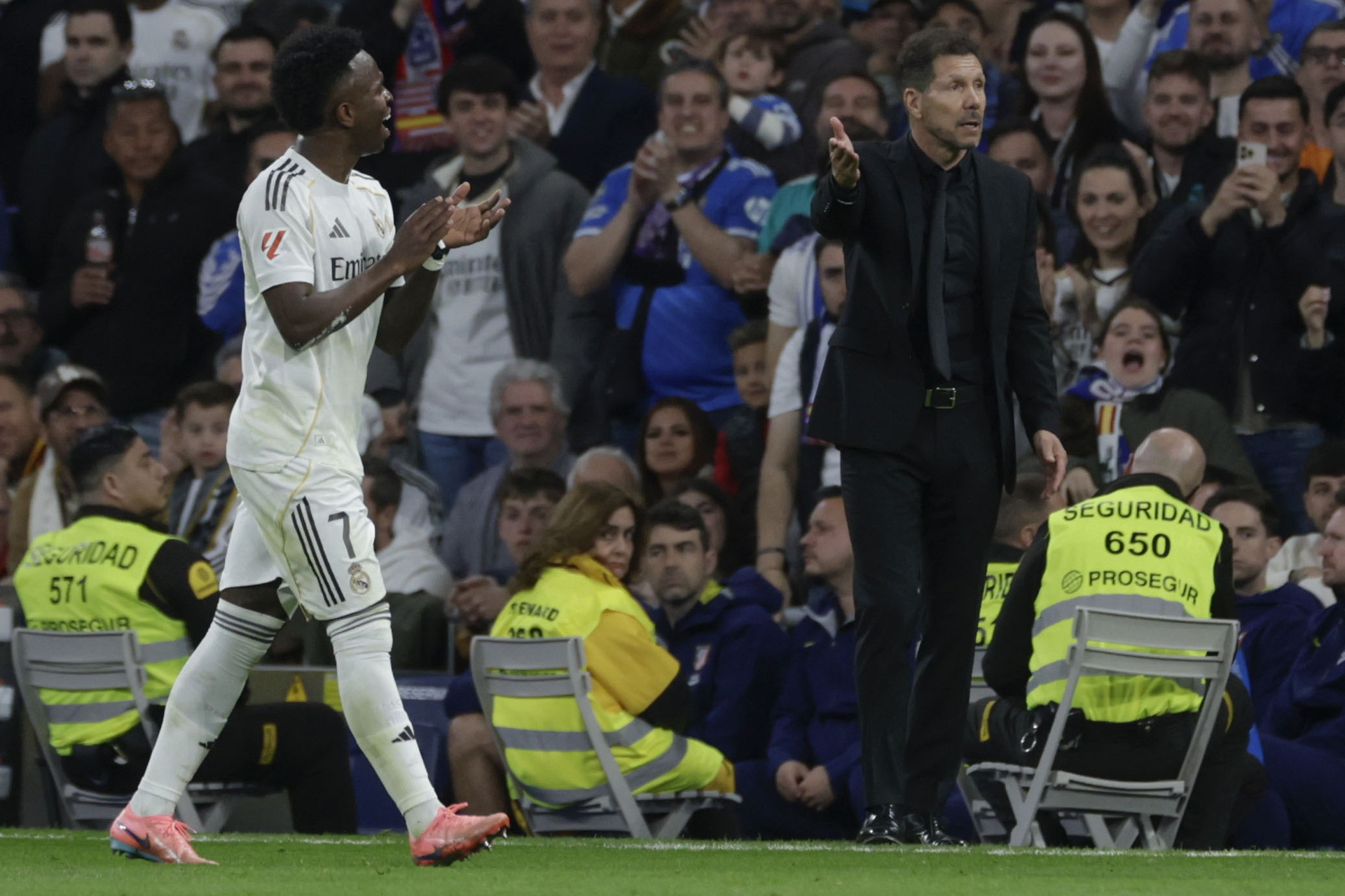 Vinicius khiêu khích, Simeone vẫn trả lời đầy bản lĩnh