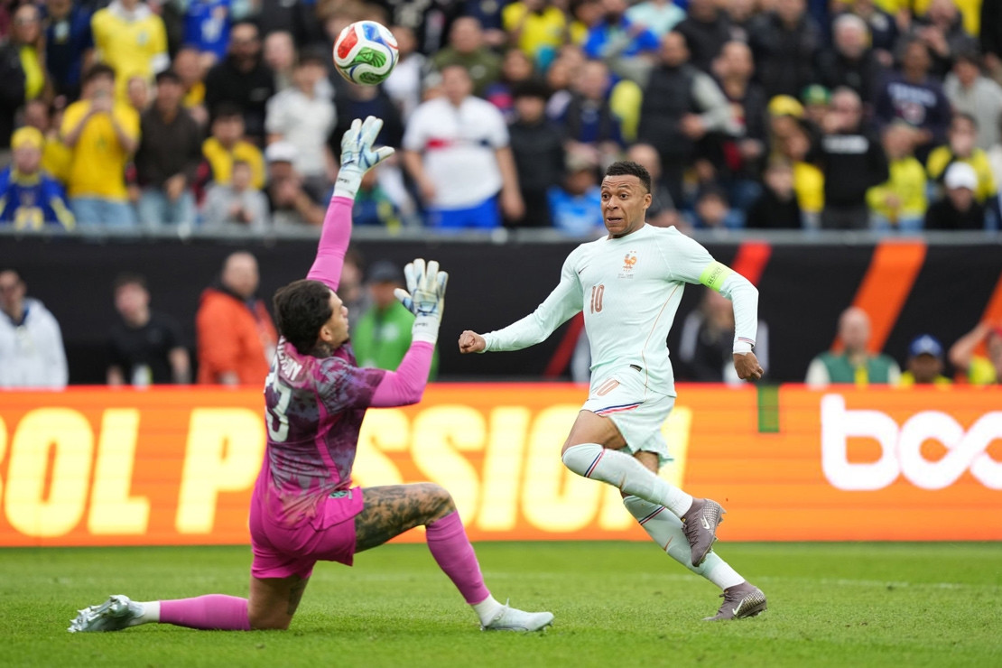 Mbappe tỏa sáng, Pháp đánh bại Brazil dù chơi thiếu người