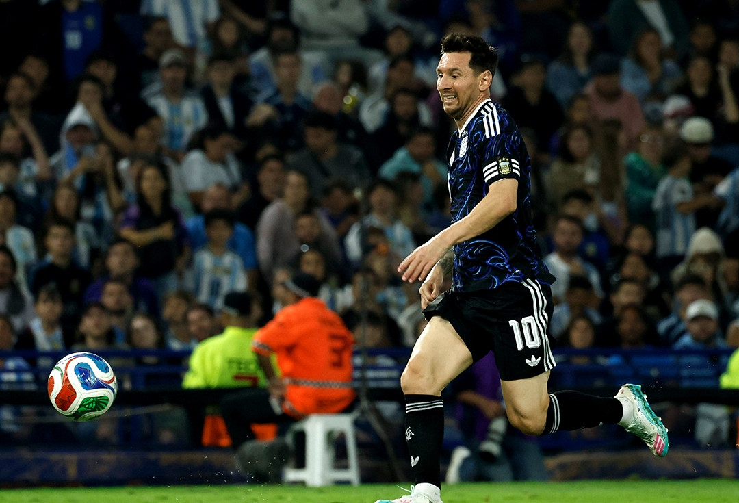 Messi bị đàn em làm lu mờ, Argentina thắng nhọc đội xếp dưới ĐT Việt Nam
