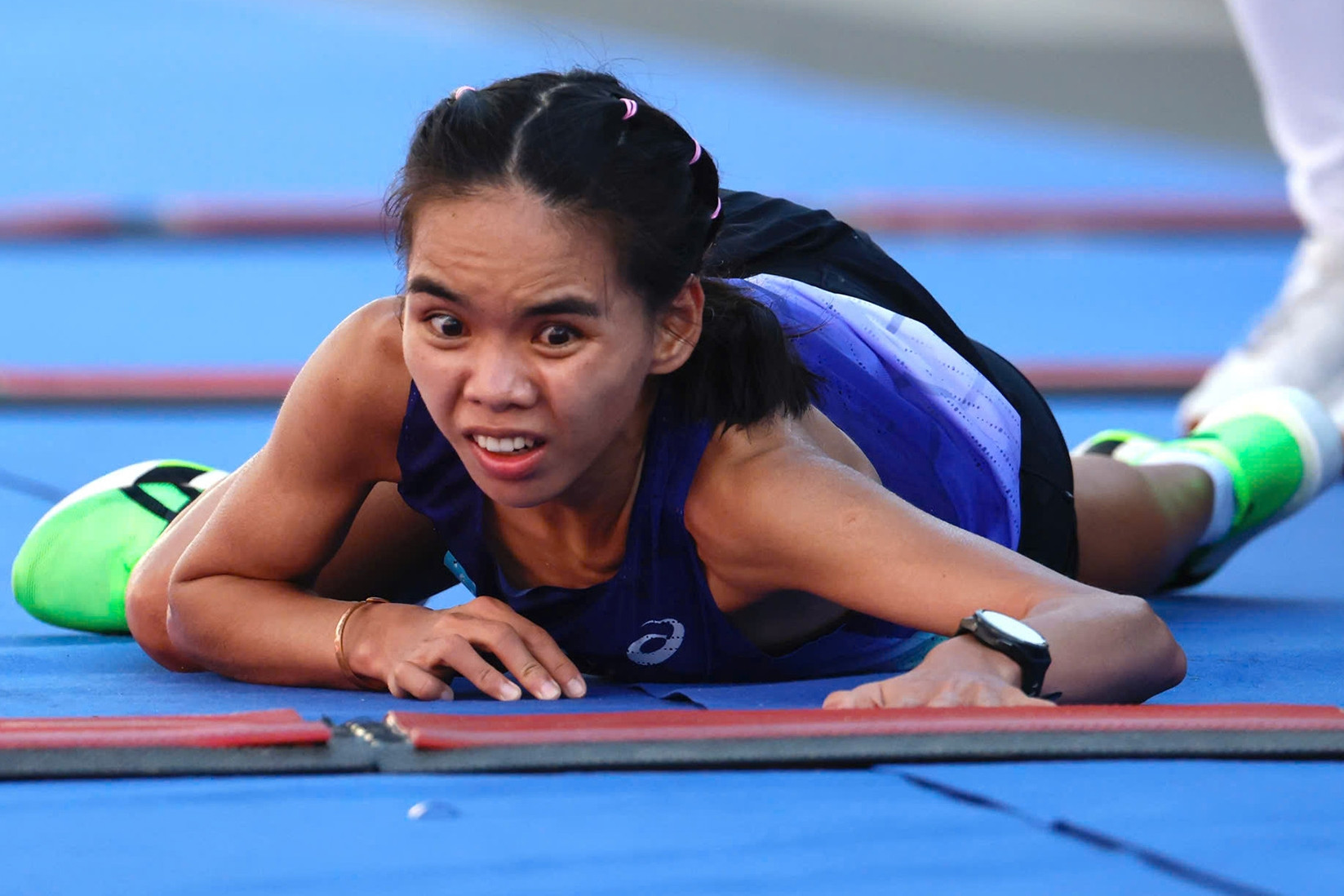 Xúc động hình ảnh VĐV điền kinh bò lết về đích ở Tiền Phong Marathon