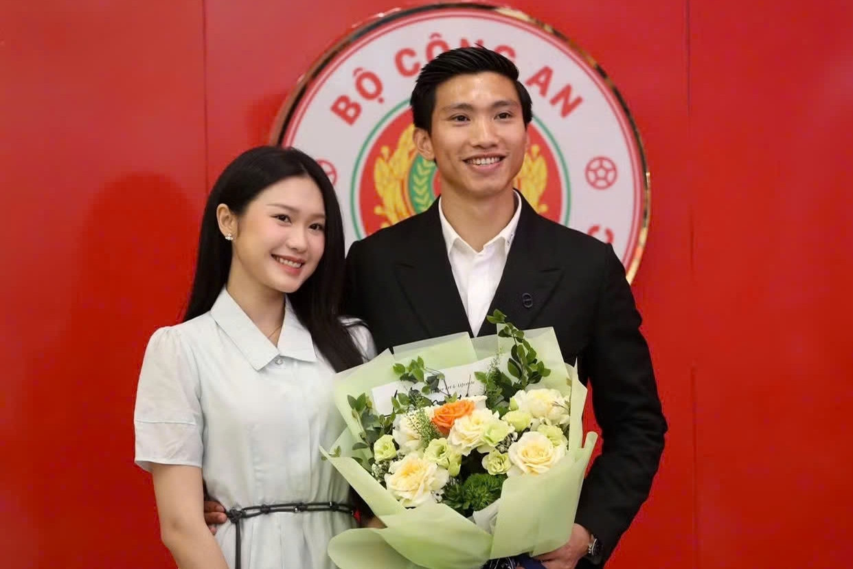 Văn Hậu ký thêm 3 năm với CAHN, Doãn Hải My chứng kiến