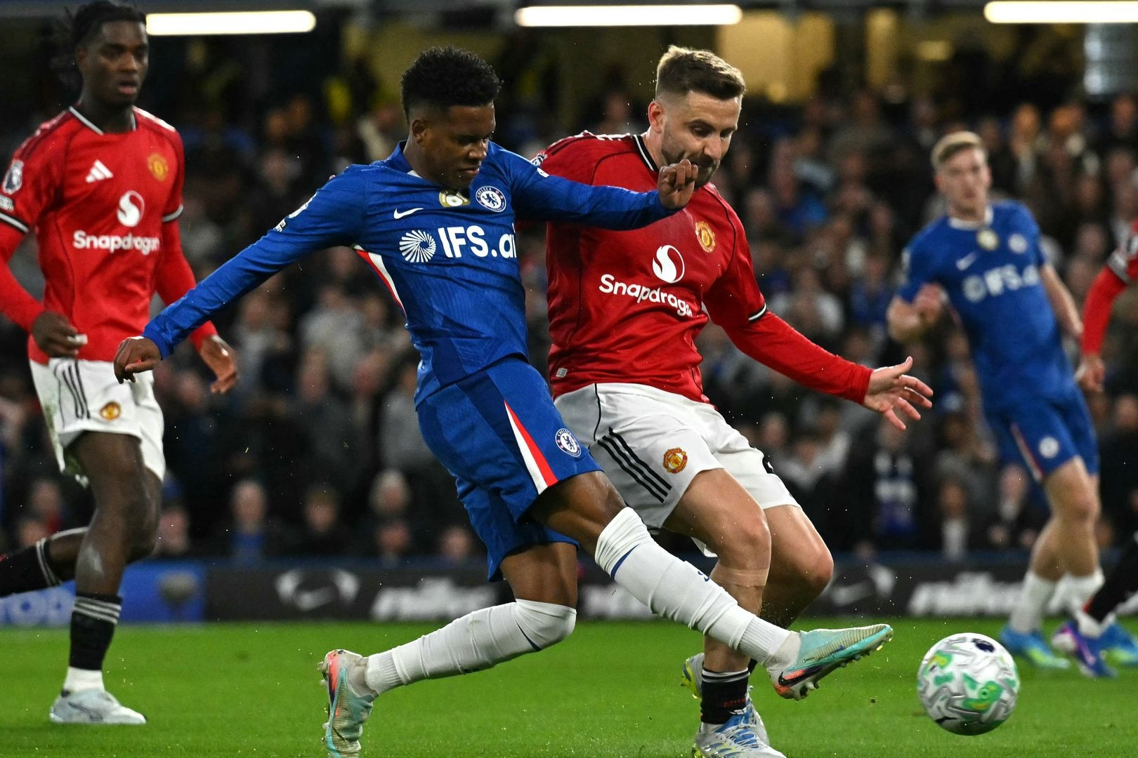 Kết quả Ngoại hạng Anh 2025/26 - Vòng 33 mới nhất: MU gieo sầu cho Chelsea