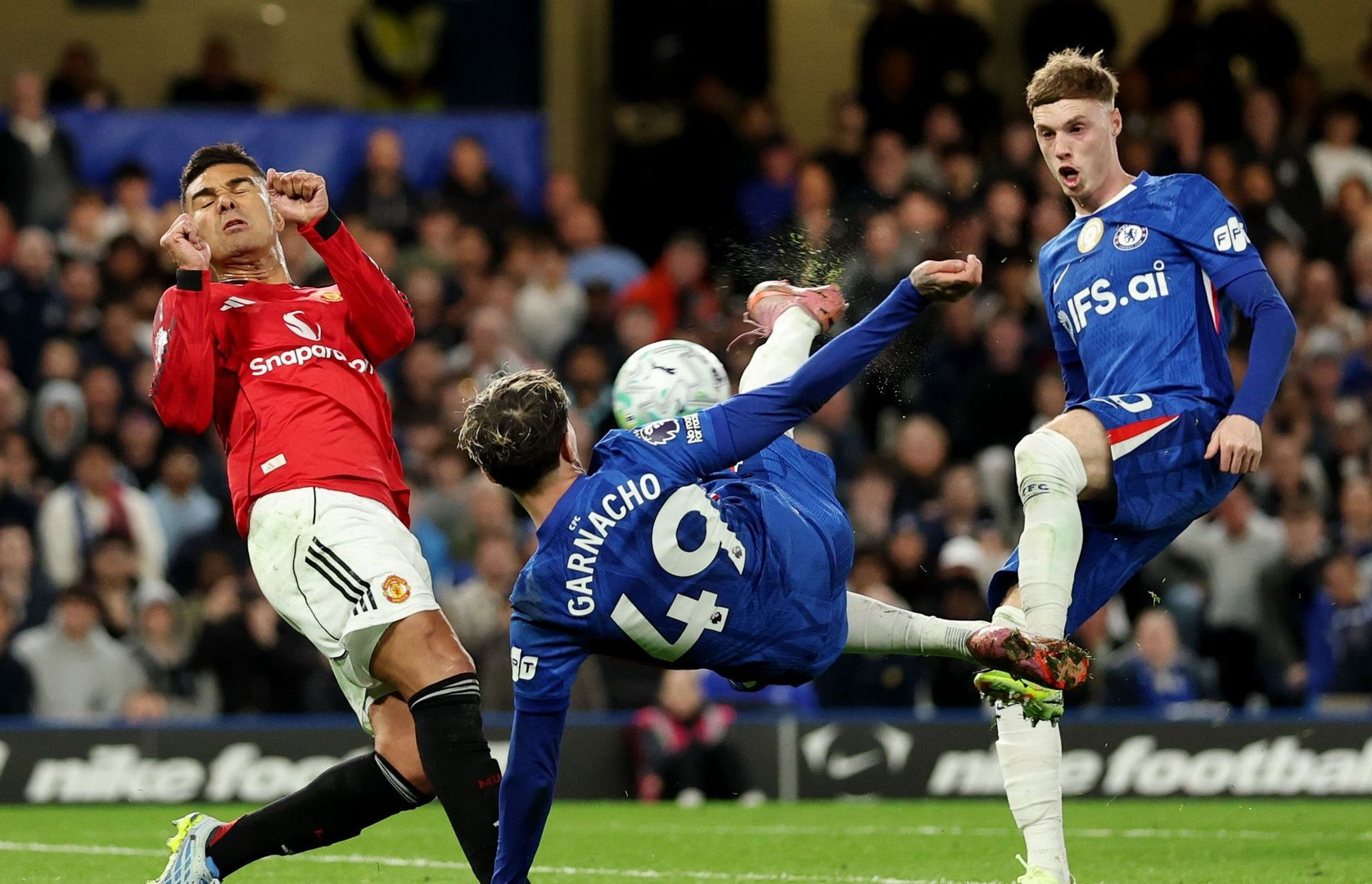 Kết quả bóng đá hôm nay 19/4: MU khiến Chelsea ôm hận