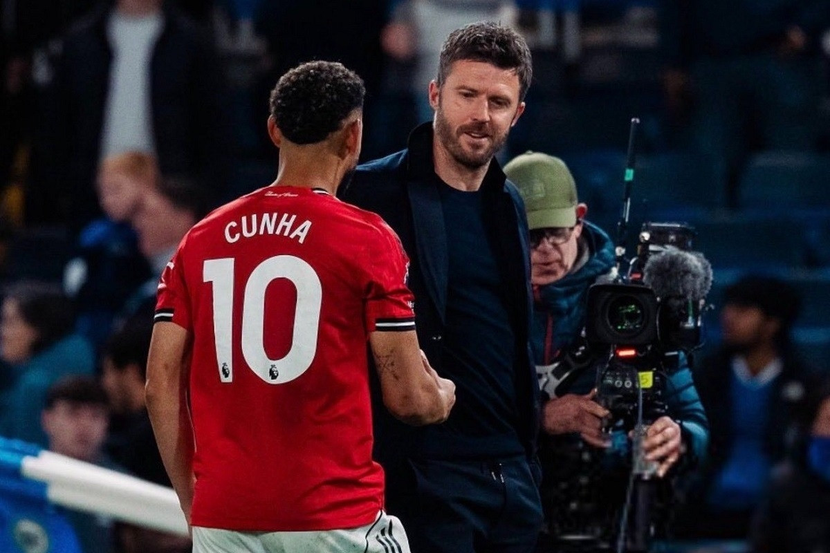 Carragher nhắn MU: Không ai xứng đáng hơn Carrick đâu!