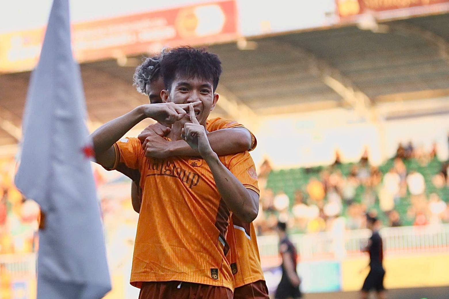 Trực tiếp bóng đá HAGL 1-0 Ninh Bình: Văn Lâm bị thủng lưới