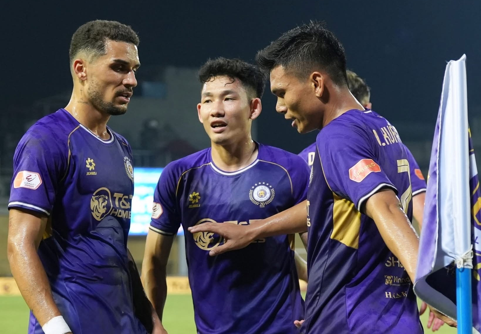 Thắng kịch tính Đà Nẵng, Hà Nội trở lại top 3