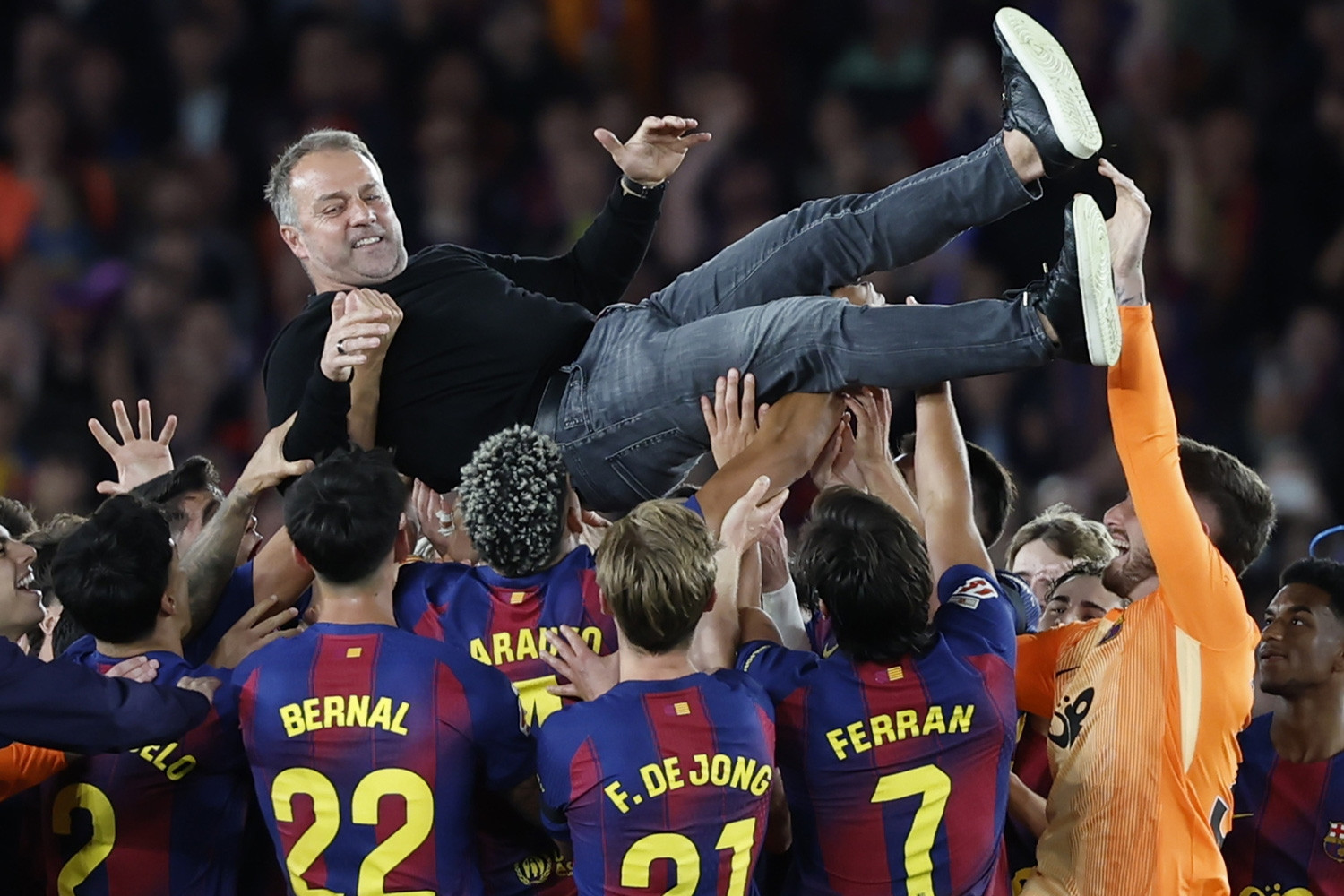 Barca trên đỉnh La Liga: Hansi Flick với đôi mắt Johan Cruyff