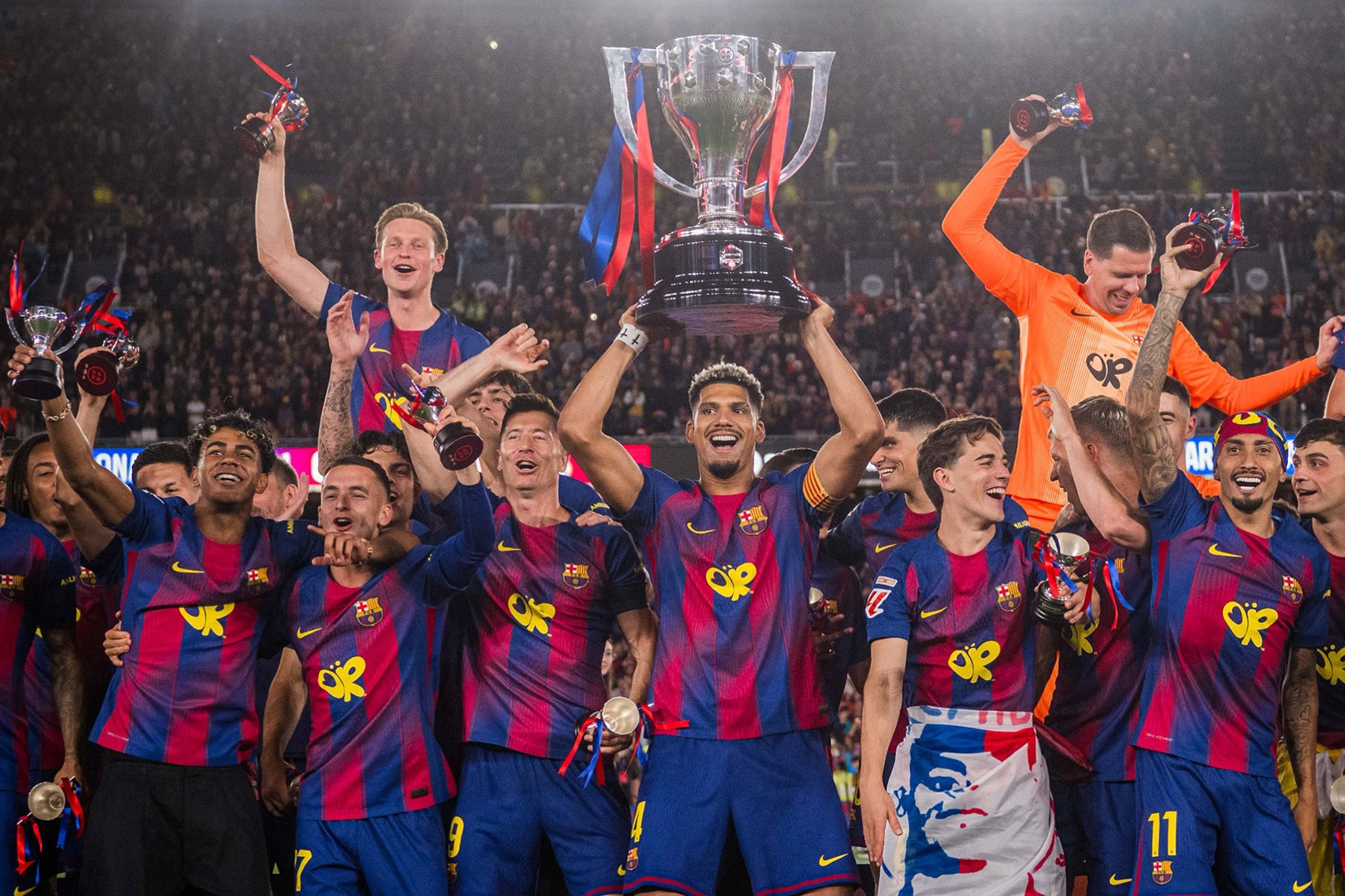 Barca vô địch La Liga: Đứng trên đống đổ nát Real Madrid