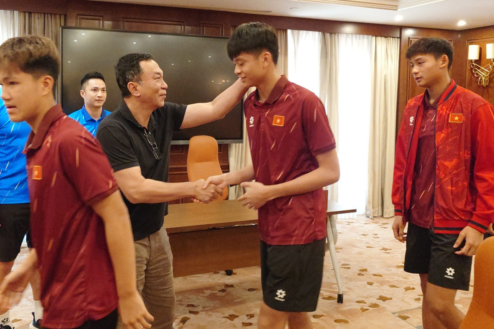 'Sếp' VFF nhắc cầu thủ U17 Việt Nam tránh xa mạng xã hội