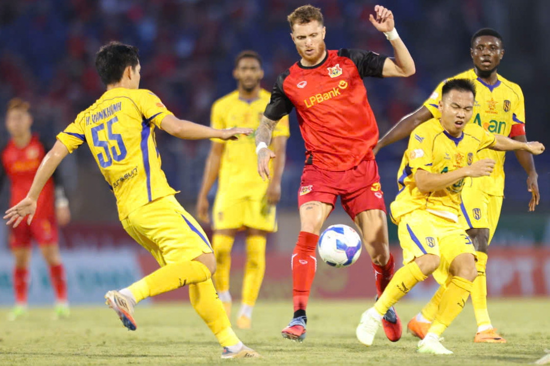 Trực tiếp bóng đá SLNA 0-0 Ninh Bình: Tài Lộc suýt ghi bàn