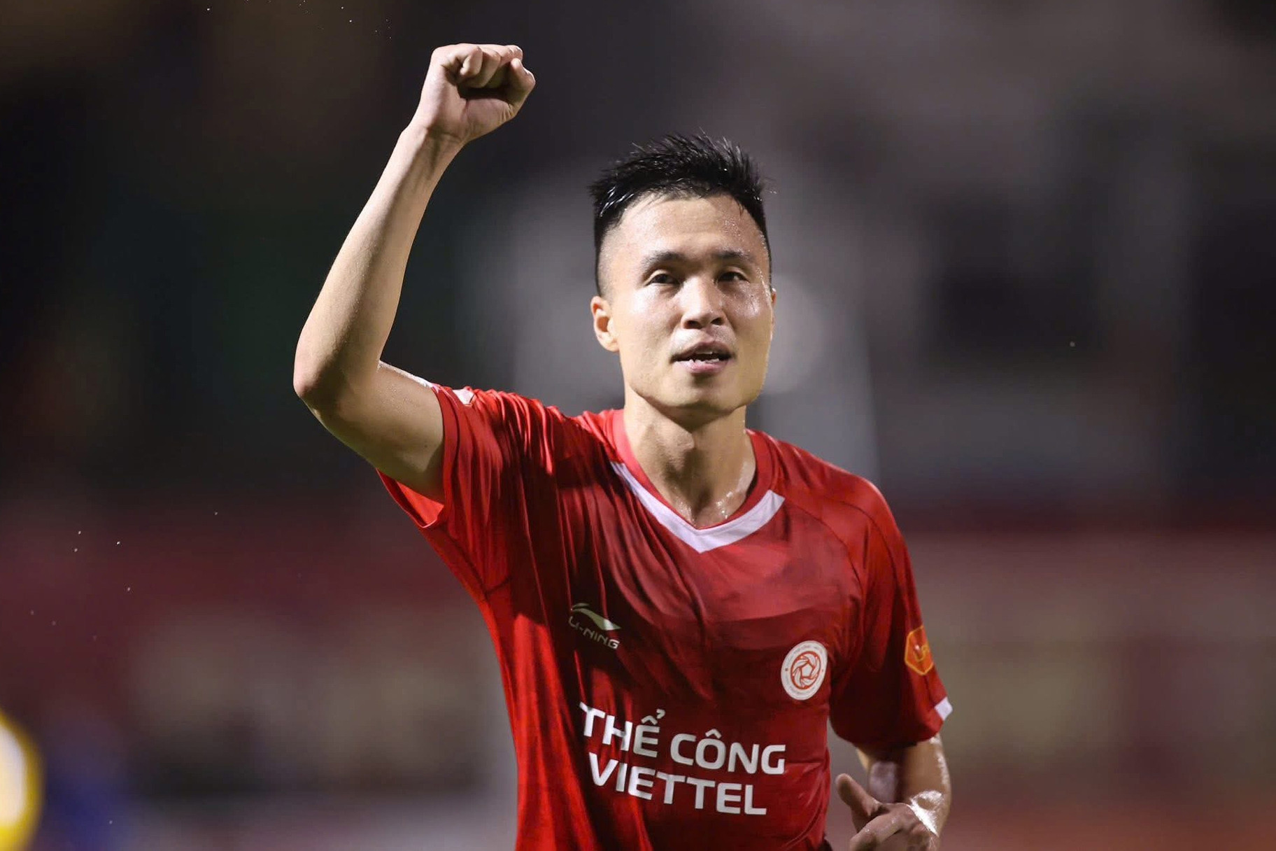 Cầu thủ V-League nhận án phạt nặng vì giơ ngón tay thối
