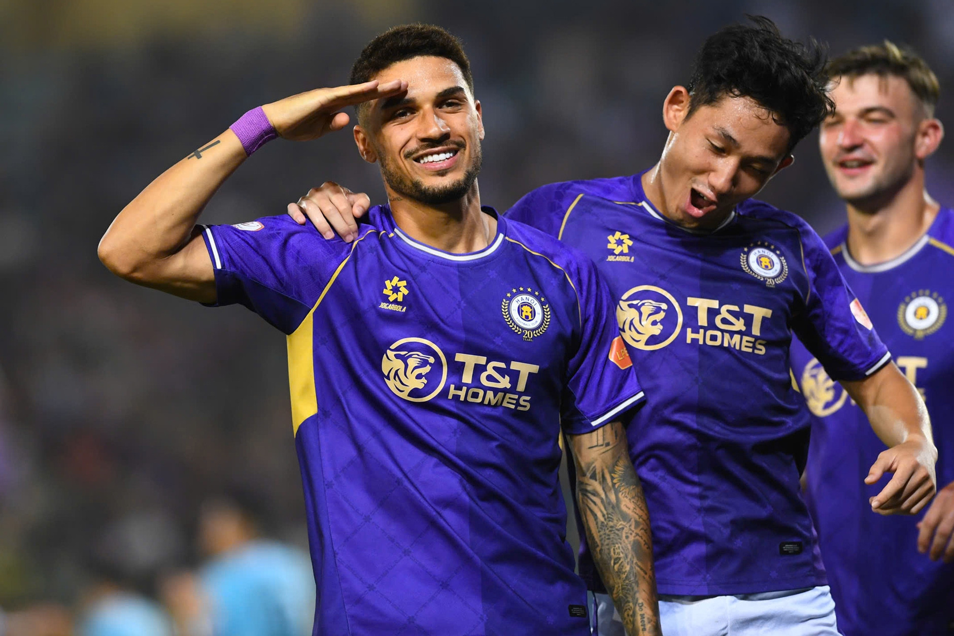 Hoàng Hên 'đè' Xuân Son, HLV Hà Nội FC nói về trận thắng Nam Định