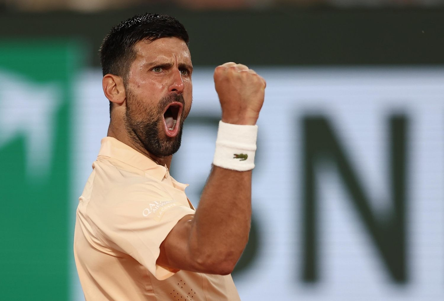 Djokovic ngược dòng vào vòng 2 Roland Garros