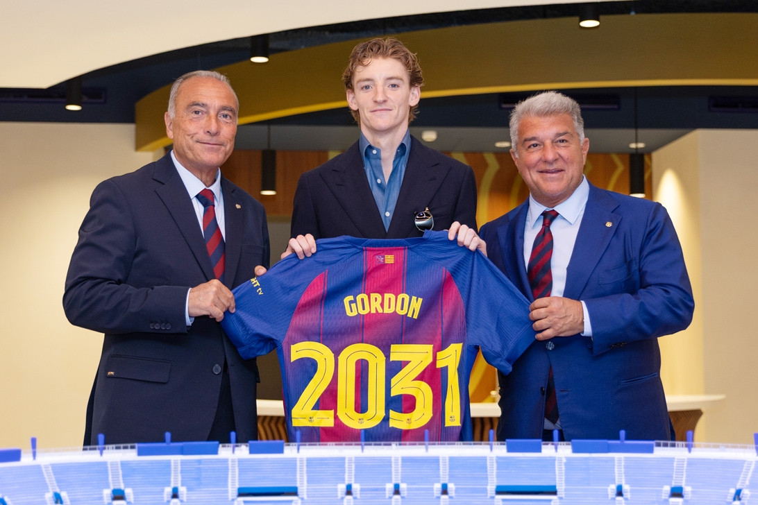 Anthony Gordon bảnh bao ra mắt màu mới Barcelona