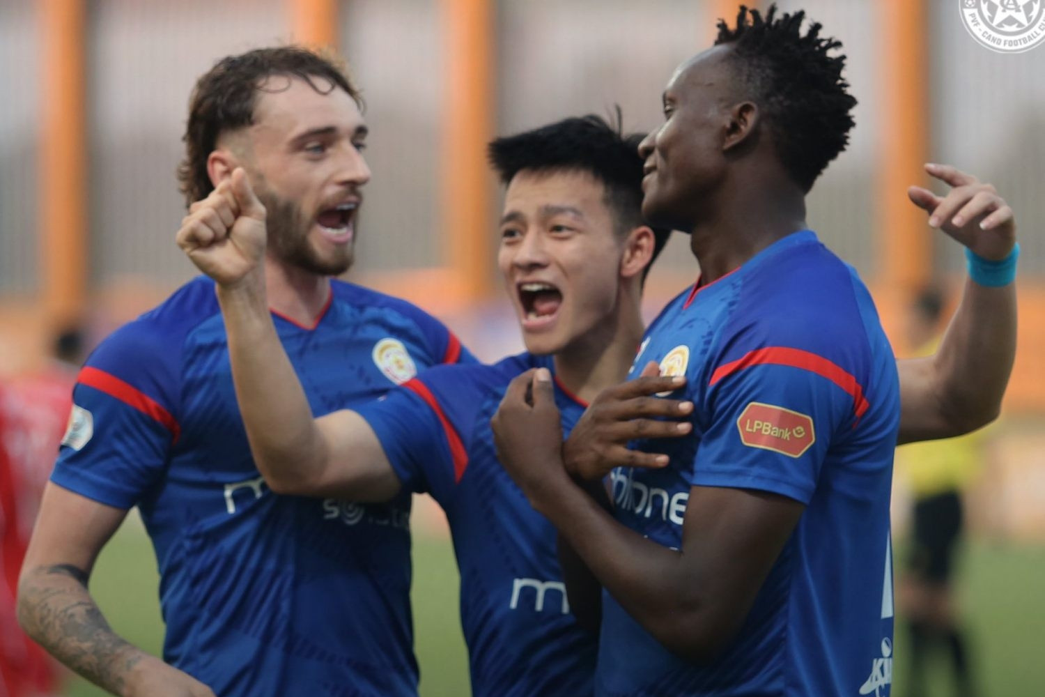 Bộ đôi U23 Việt Nam tỏa sáng, PVF-CAND níu hy vọng trụ hạng
