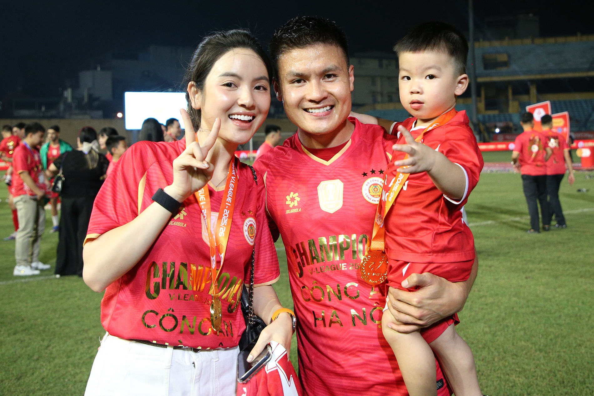Doãn Hải My, Chu Thanh Huyền cực xinh trong ngày CAHN nâng Cúp