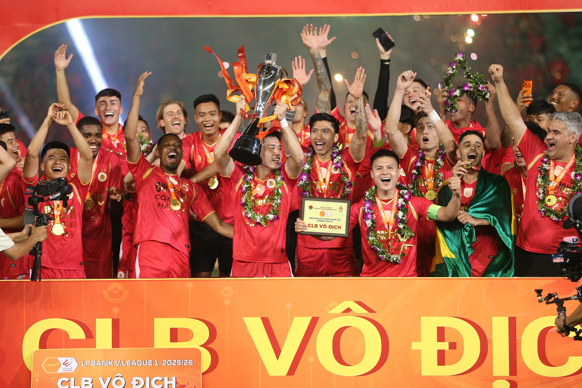 Khoảnh khắc CAHN nâng Cúp vô địch V-League đầy cảm xúc