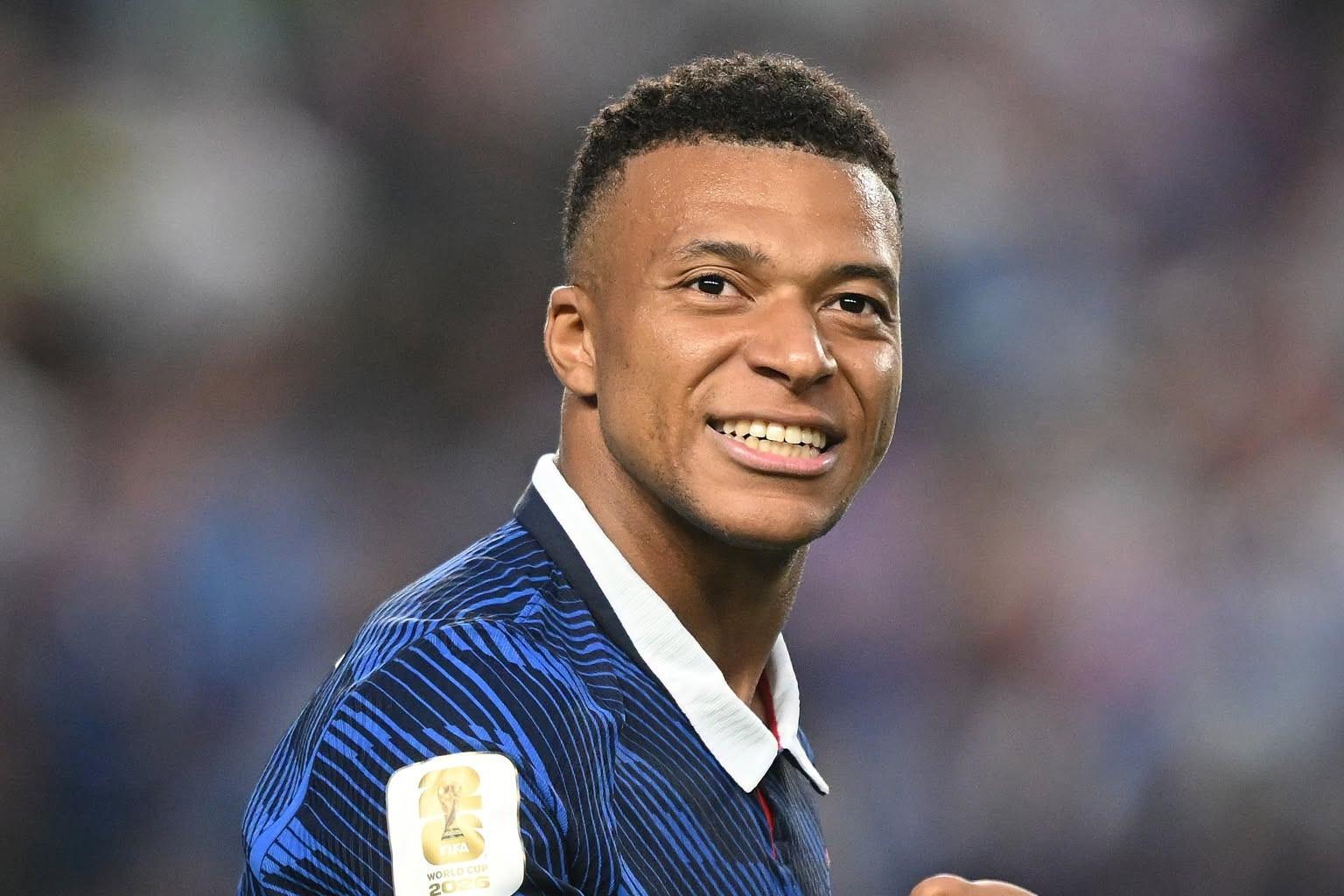 Mbappe lập cú đúp, Pháp thắng '3 sao' sau trận đấu bị hoãn vì mưa sét