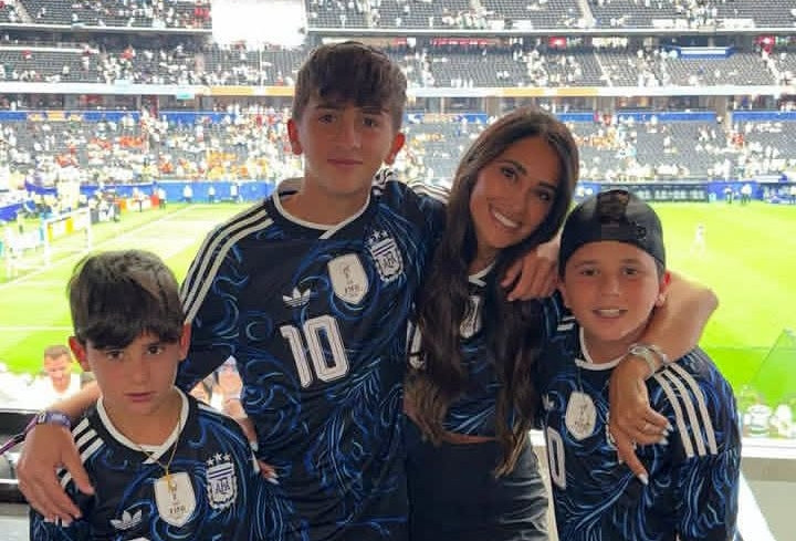 Vợ Messi xúc động sau loạt kỷ lục World Cup của chồng