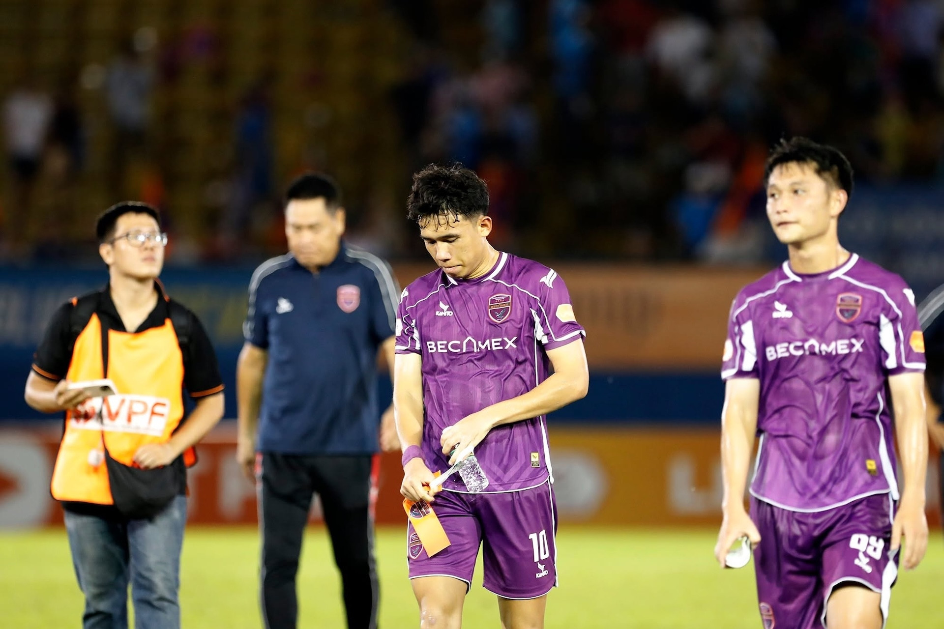 Có một ngày V-League chia nửa buồn, vui