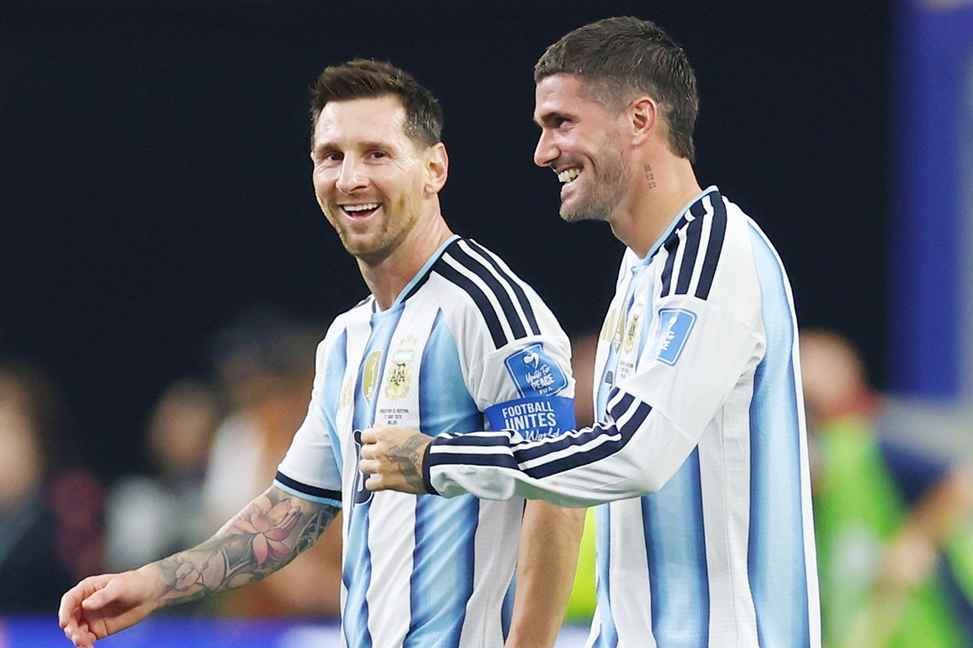 'Vệ sĩ' của Messi bị loại khỏi đội hình Argentina vs Anh