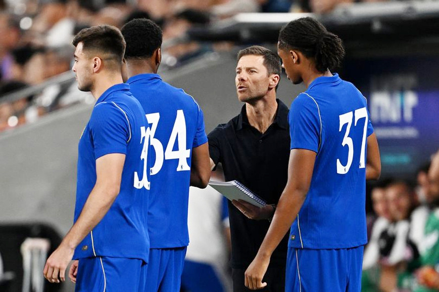 Chelsea nhận cú sốc liên tiếp, Xabi Alonso đau đầu
