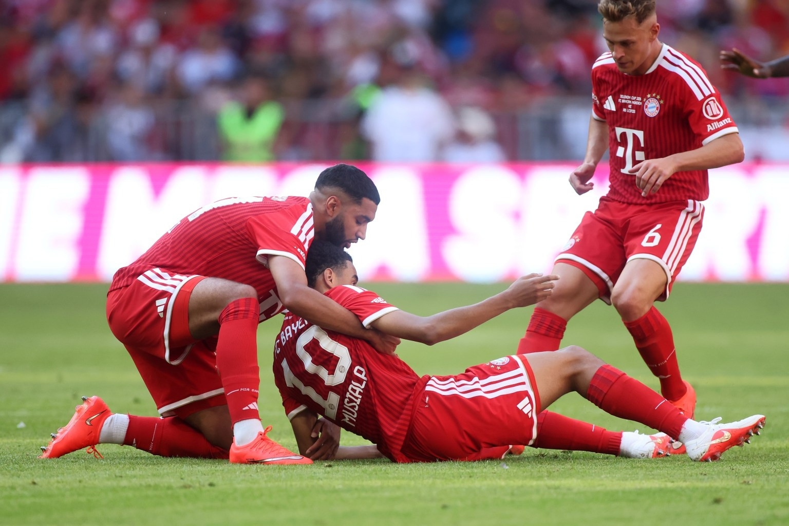 Musiala đổ gục xuống sân khiến cầu thủ Bayern hốt hoảng