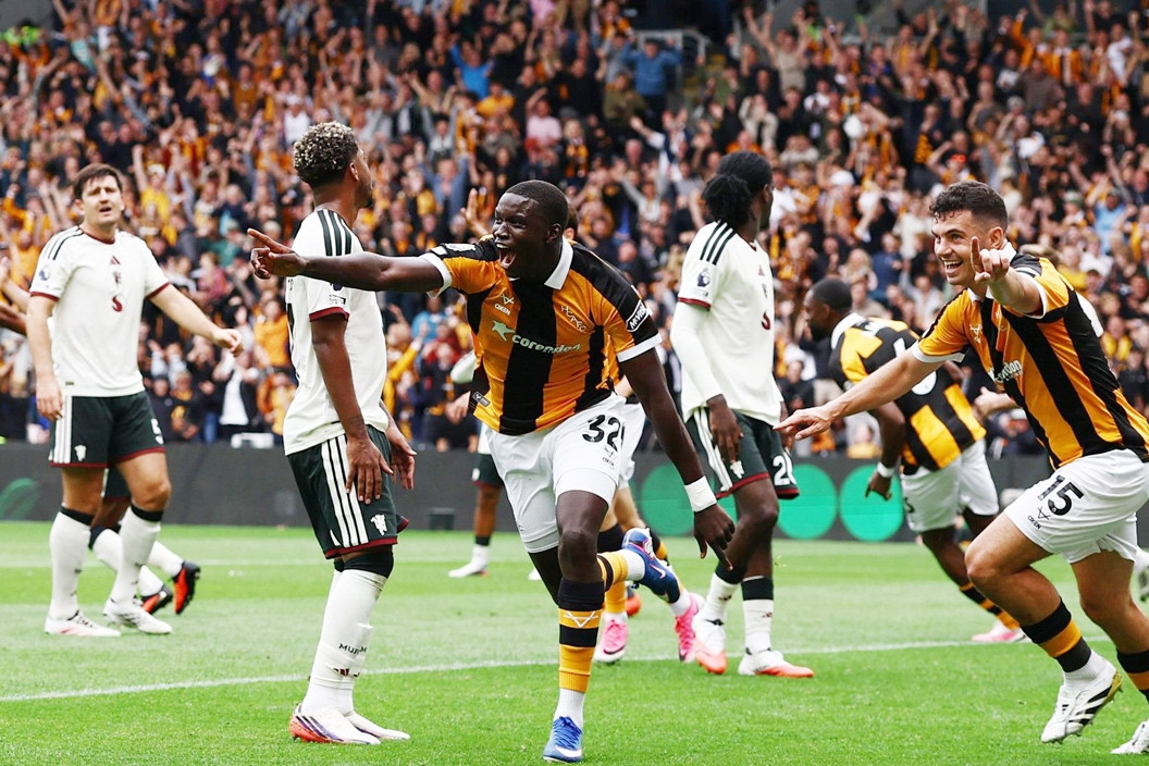 Trực tiếp Hull 2-0 MU: Cú sốc ngày ra quân (H1)
