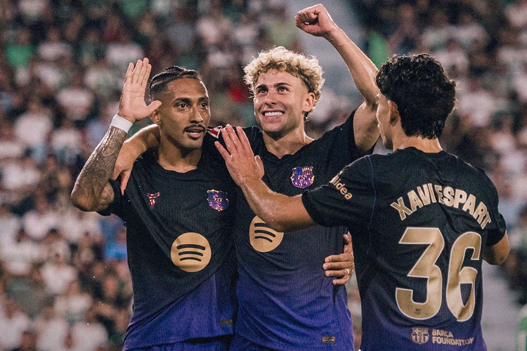Raphinha chói sáng, Barca mở màn La Liga bằng chiến thắng 5 sao