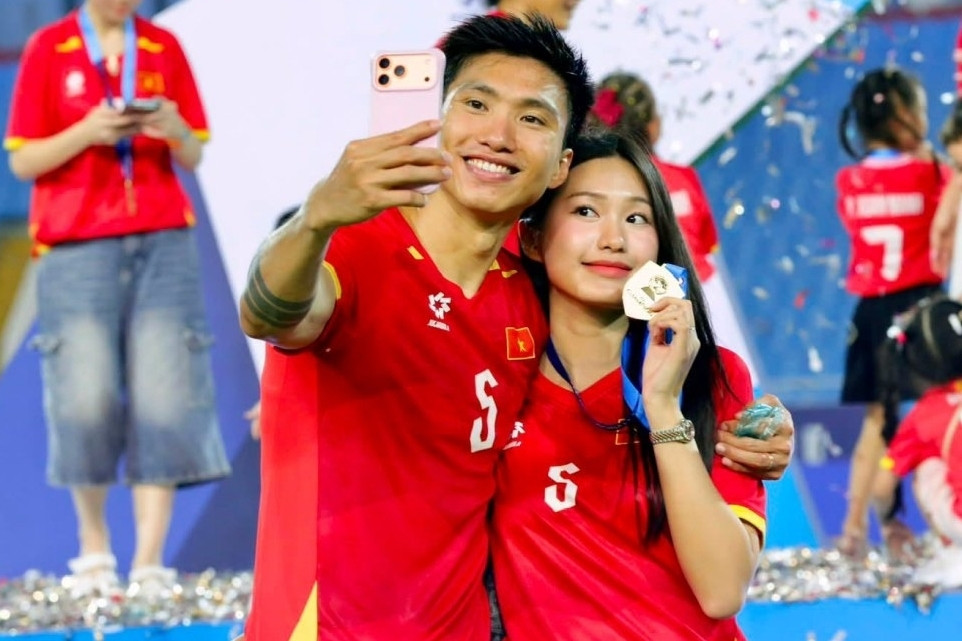 Văn Hậu, Quang Hải ăn mừng chức vô địch ASEAN Cup cùng vợ xinh