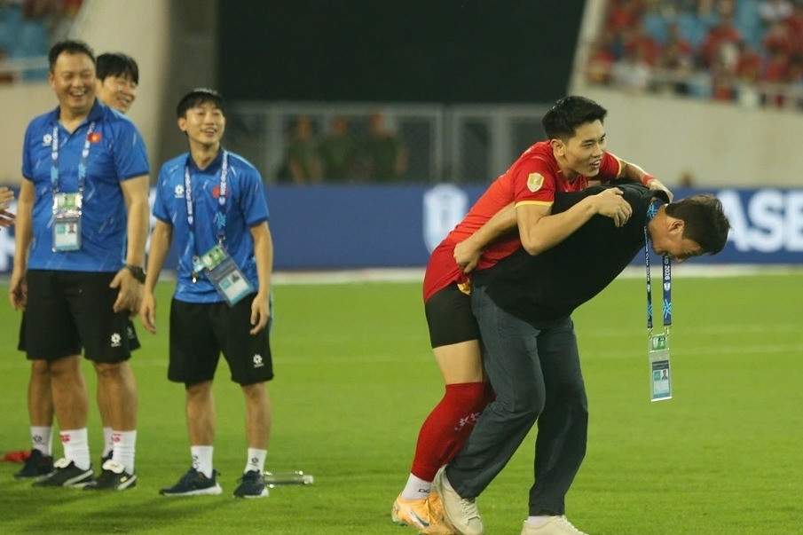 Video HLV Kim Sang Sik cõng Đình Bắc lên nhận giải hay nhất
