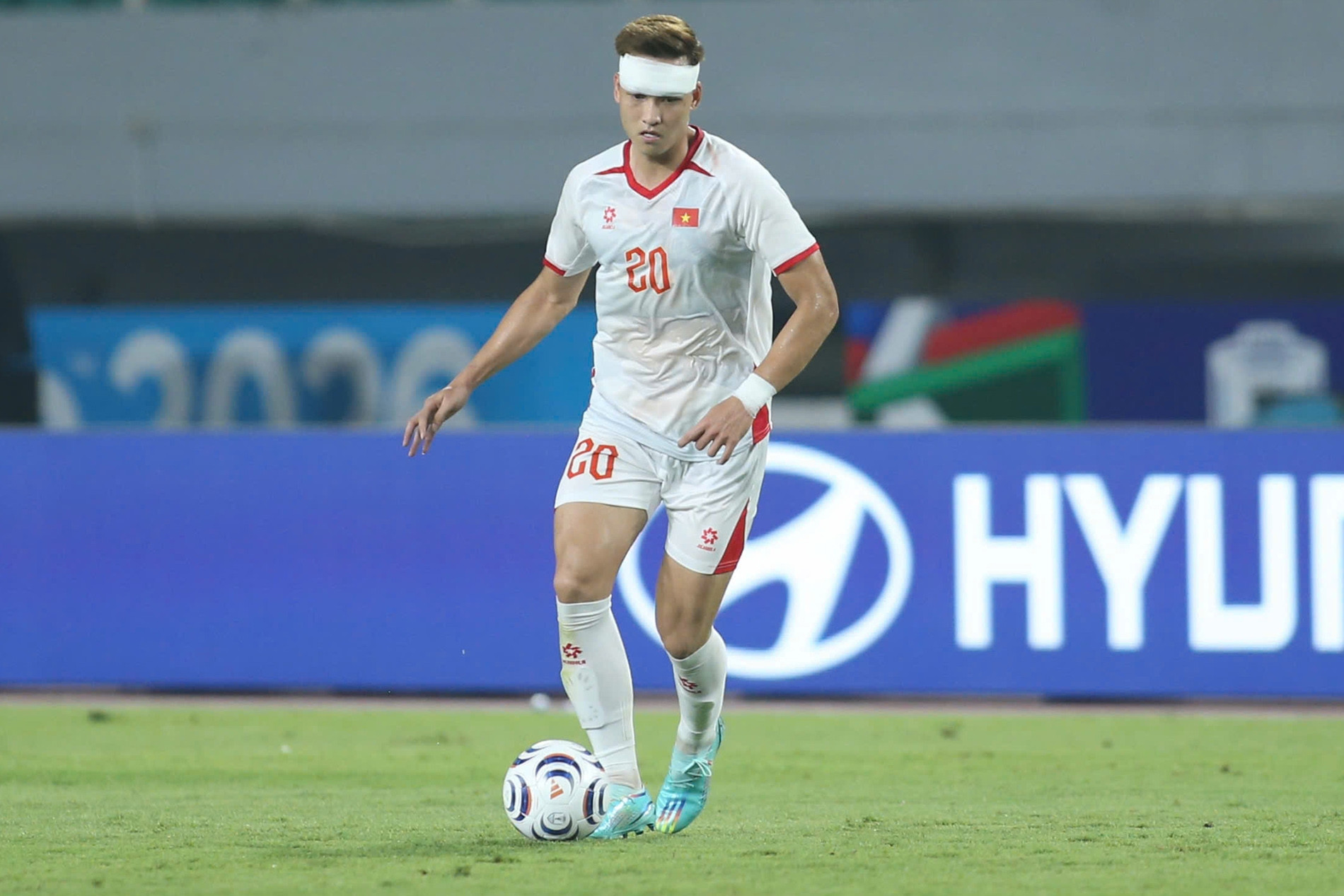 Trực tiếp bóng đá Indonesia 0-2 Việt Nam: Việt Anh chơi quả cảm