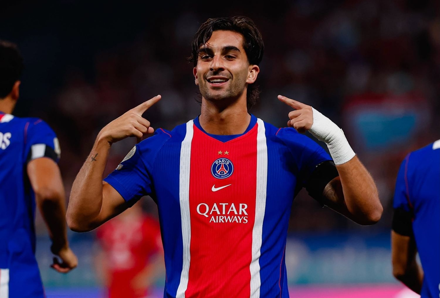 Ferran Torres ghi tuyệt phẩm, PSG thắng nhọc nhằn