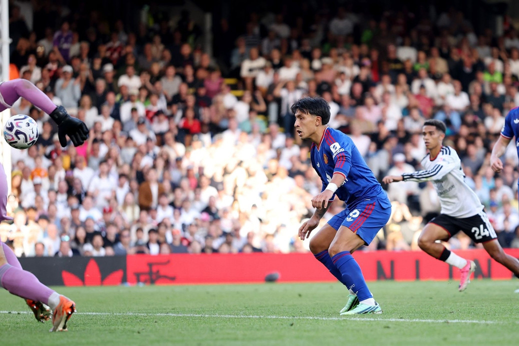 Trực tiếp Fulham 1-0 MU: Lisandro Martinez phản lưới nhà (H2)