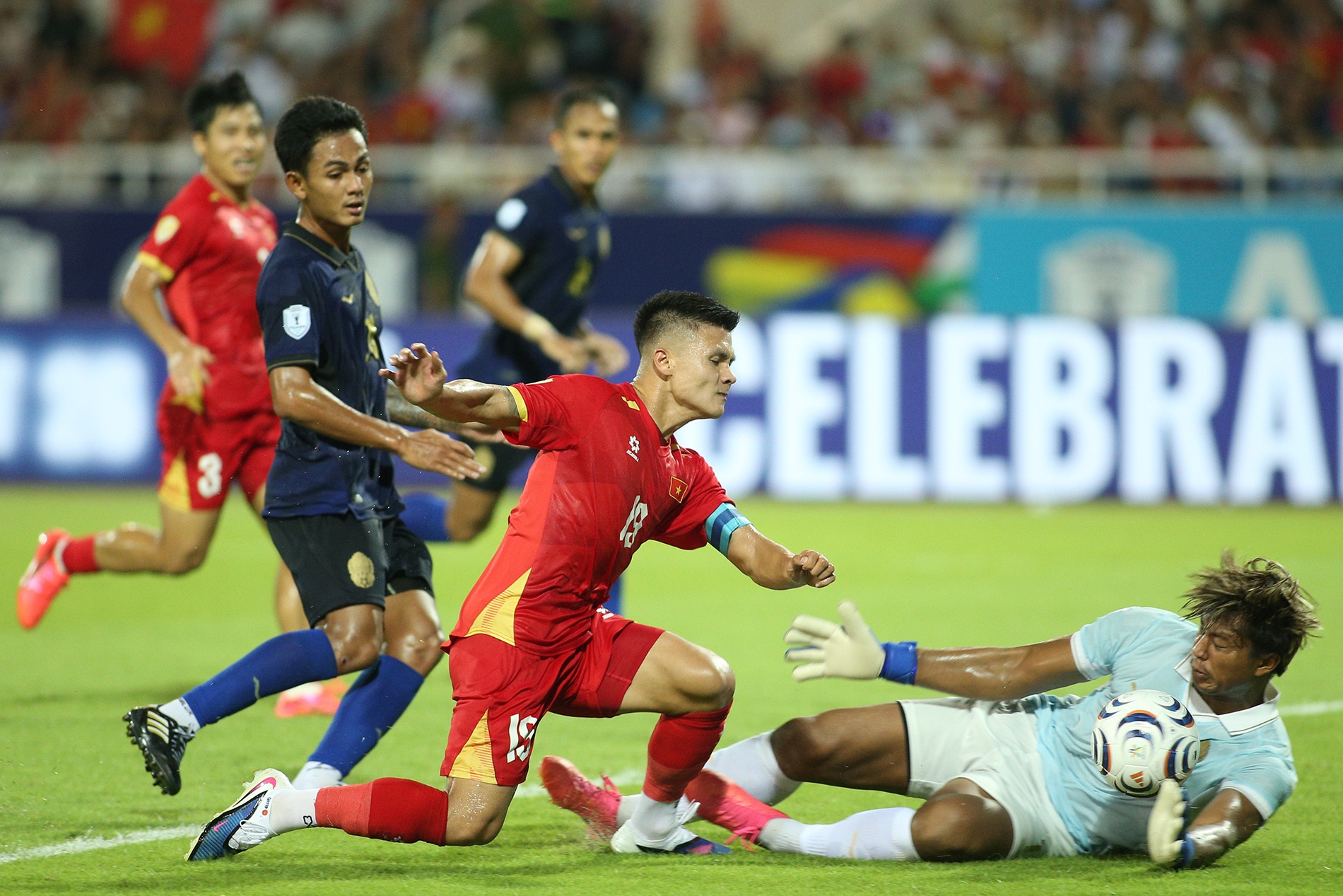 Tuyển Việt Nam dự FIFA ASEAN Cup: Mối lo mới với HLV Kim Sang Sik