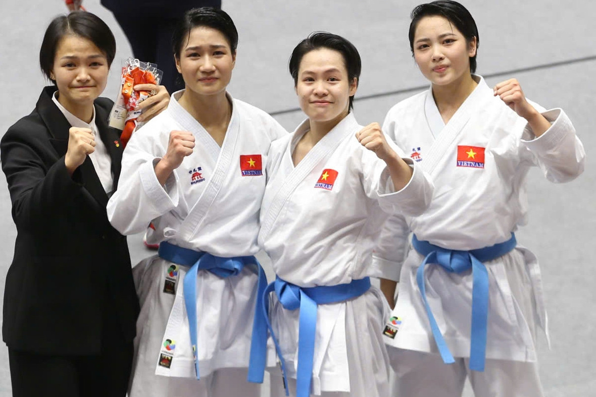 Xúc động khoảnh khắc 3 nữ võ sĩ Karate Việt Nam bật khóc với HCV Asiad