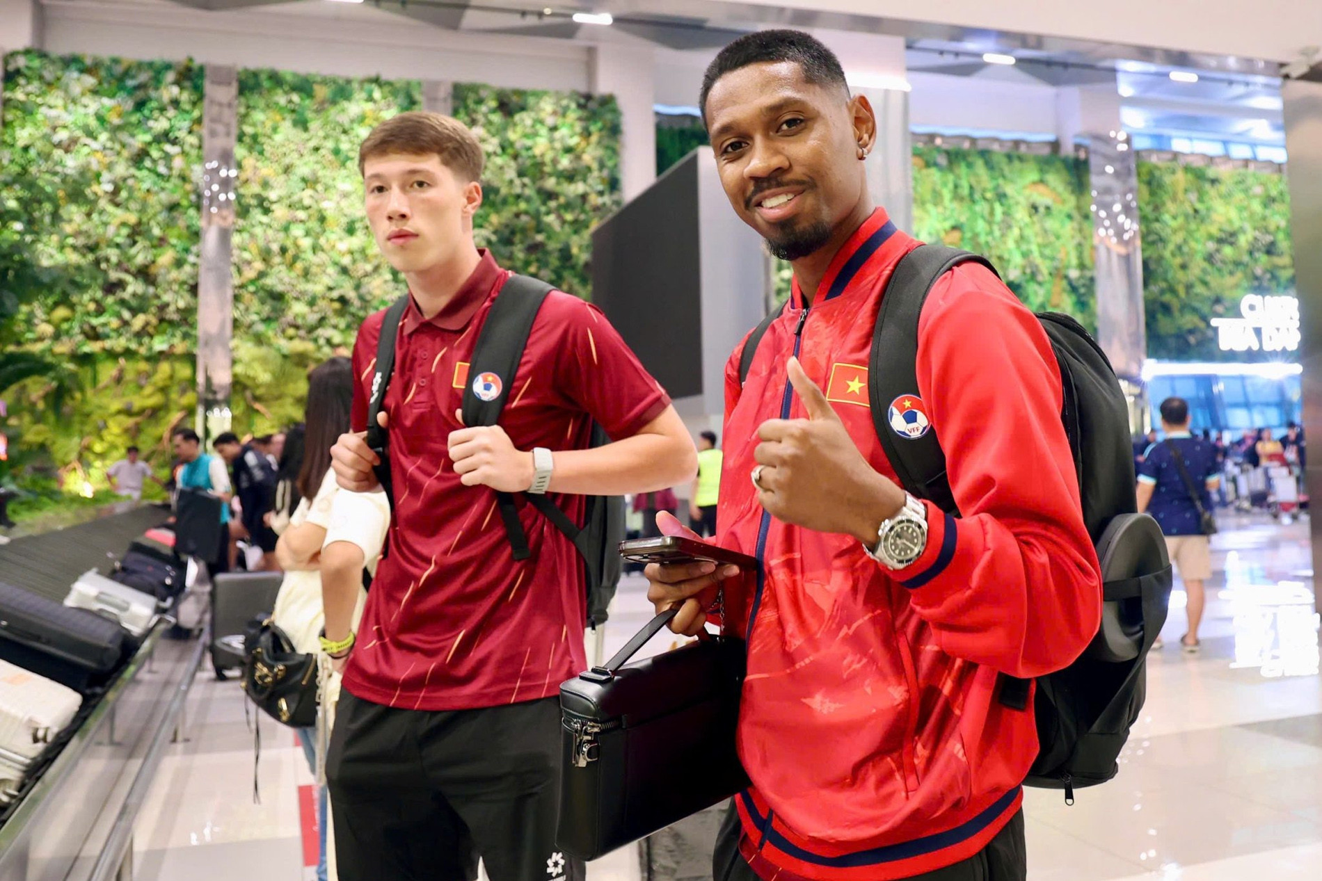 Tuyển Việt Nam đổ bộ tới Indonesia, hứa vô địch FIFA ASEAN Cup