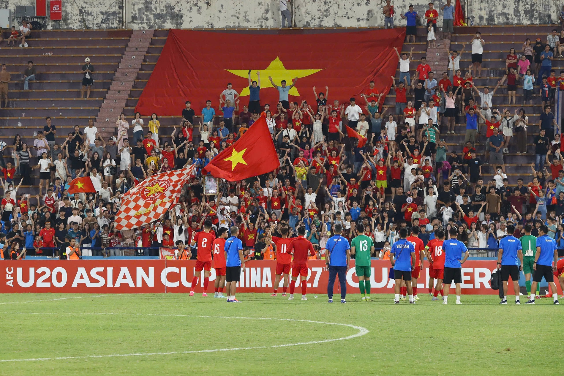 Thủ quân U20 Việt Nam xin lỗi người hâm mộ