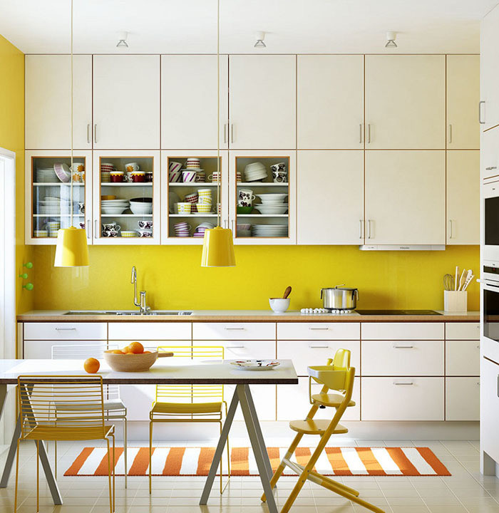 Những gia đình trẻ có thể tham khảo mẫu nhà bếp này. Phong cách thiết kế đơn giản, trẻ trung, màu vàng chanh tươi mát tạo nên một căn bếp giàu năng lượng 