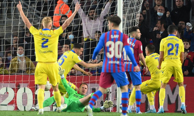 Không những không ghi được bàn thắng, khi đang mải mê tấn công, Barca đã nhận một đòn đau điếng từ Cadiz