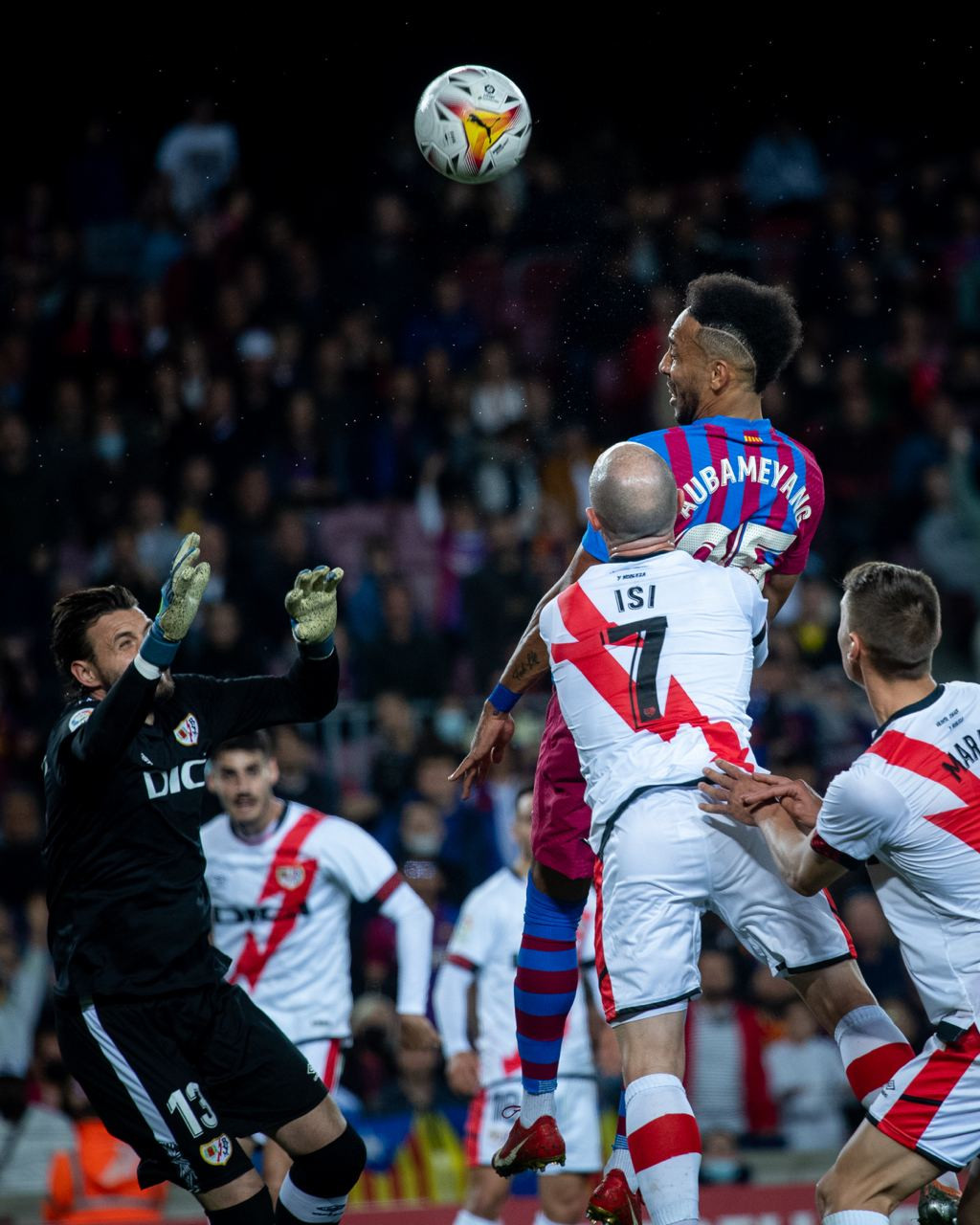 Aubameyang cũng kém duyên trận này. Barca thua trận thứ 3 liên tiếp tại Nou Camp