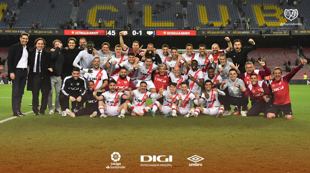 Các cầu thủ Vallecano ăn mừng 3 điểm quý giá trên sân Nou Camp