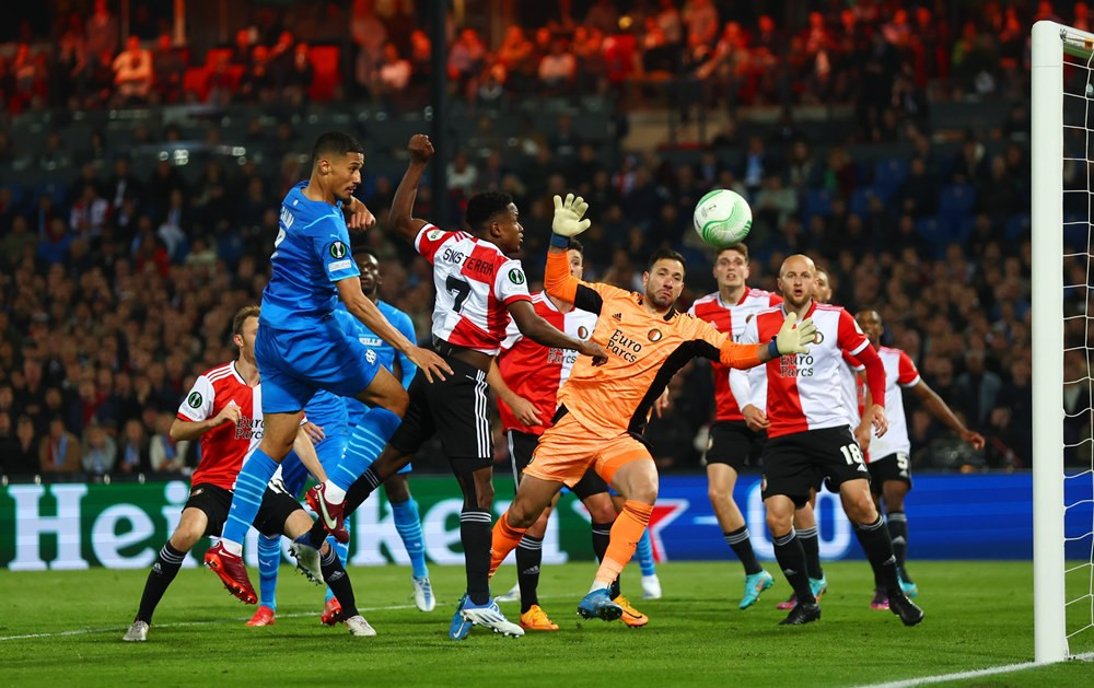 Ở cặp bán kết còn lại, Feyenoord giành chiến thắng kịch tính 3-2 ngay trên sân nhà trước Marseille 