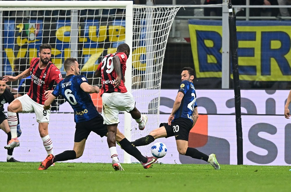Không những không khởi sắc hơn trong hiệp hai, AC Milan còn bất lực nhìn Robin Gosens ấn định tỷ số 3-0 ở phút 82