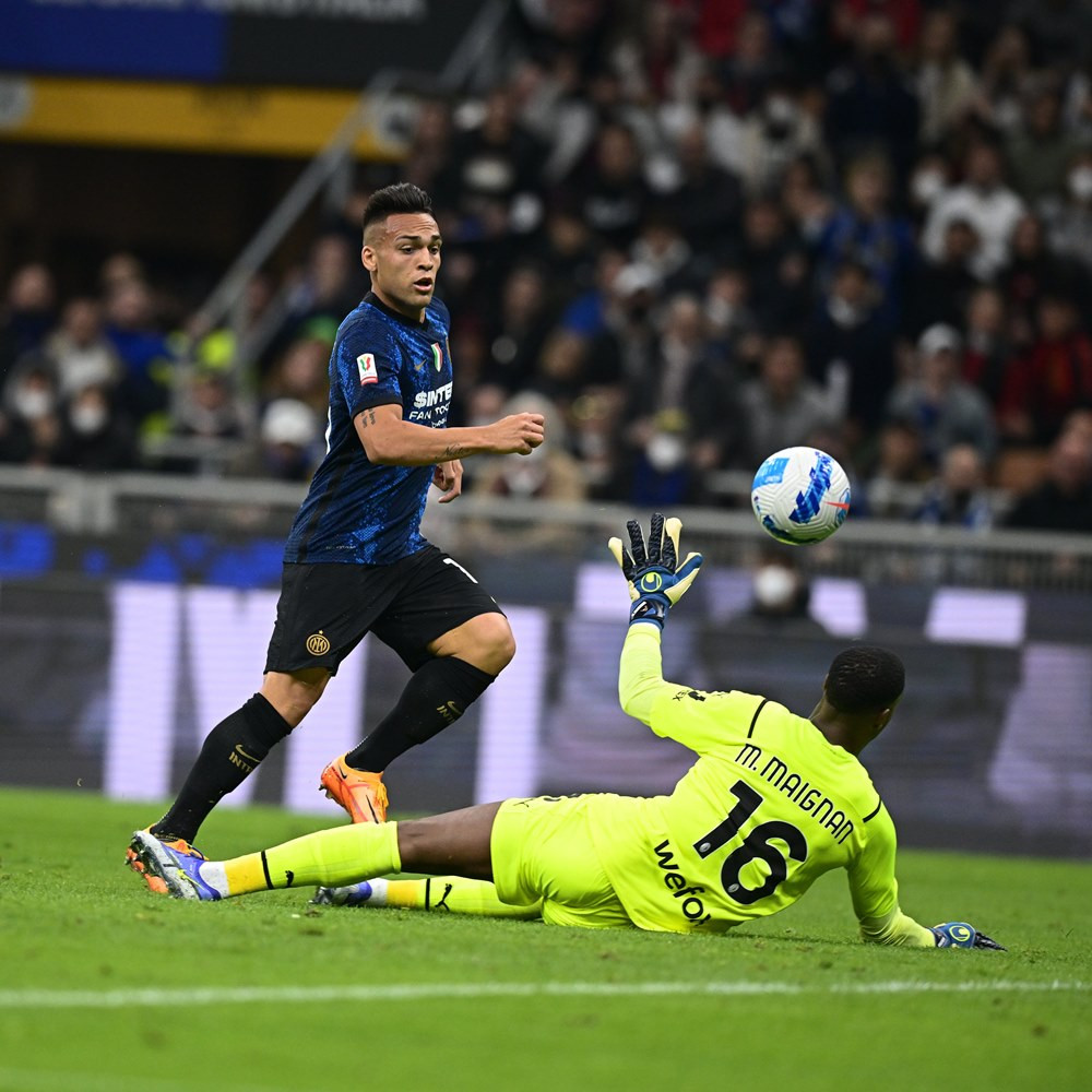 Ngay phút thứ 4, Lautaro Martinez đã đưa Inter vươn lên dẫn bàn