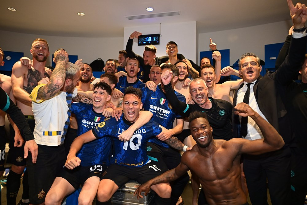 Các cầu thủ Inter ăn mừng phấn khích sau khi đè bẹp đại kình địch 3-0. Đối thủ của họ ở chung kết Coppa Italia là đội thắng trong cặp bán kết 2 giữa Juventus vs Fiorentina