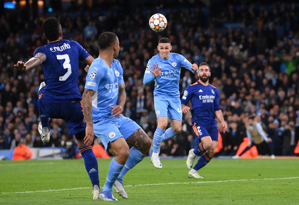 Phút 53, Fernandinho tạt bóng vào vòng cấm để Phil Foden lẻn từ phía sau Carvajal đánh đầu buộc Courtois lần thứ 3 vào lưới nhặt bóng